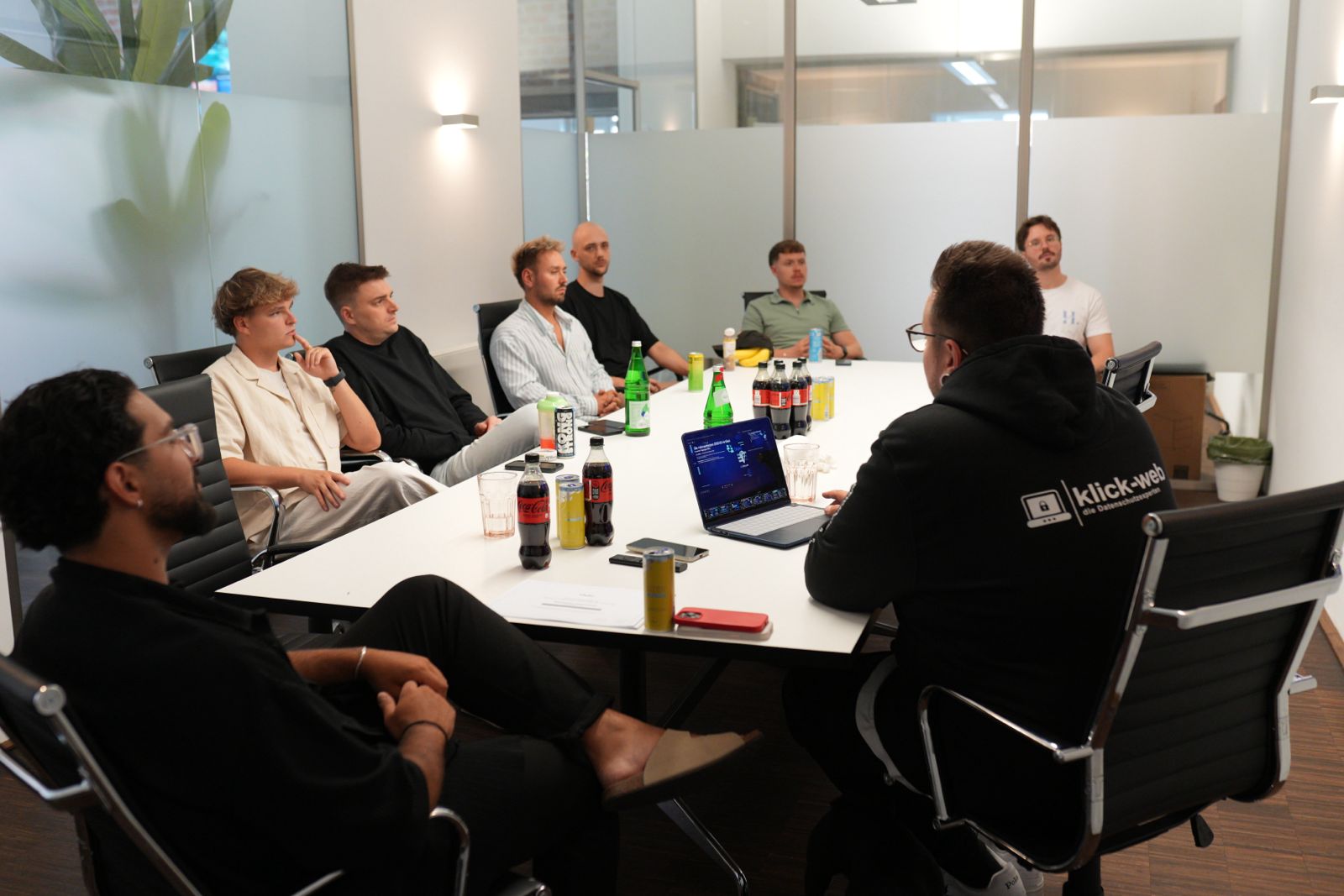Team-Schulung am Konferenztisch bei klick-web